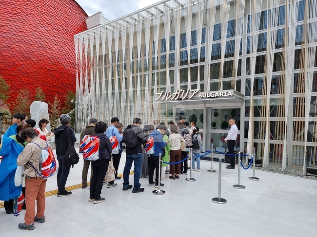 Опашка от посетители пред българския павилион в първия ден на ЕКСПО 2025 в Осака 