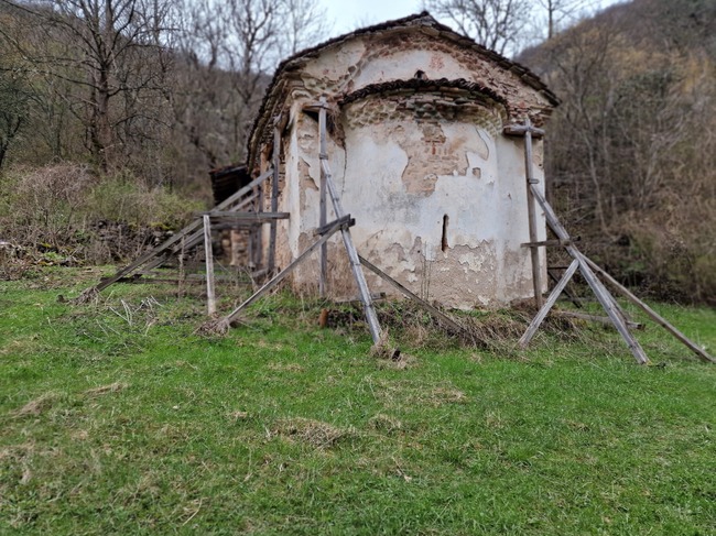 Работата по реновирането на манастира „Успение Богородично“ в трънското с. Велиново ще започне до две седмици