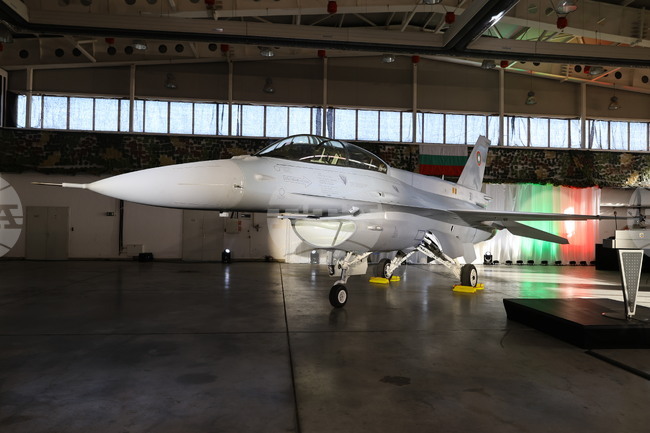 Изпълнява се процедурата по летателно приемане на самолет F-16, приключи техническото приемане, съобщиха от МО