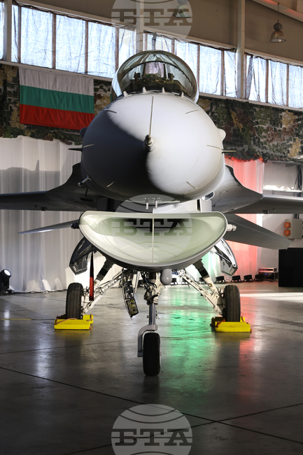 Вторият български изтребител F-16 Block 70 се очаква да пристигне днес