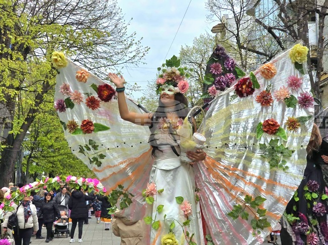 Парад на цветята премина през Бургас на Цветница
