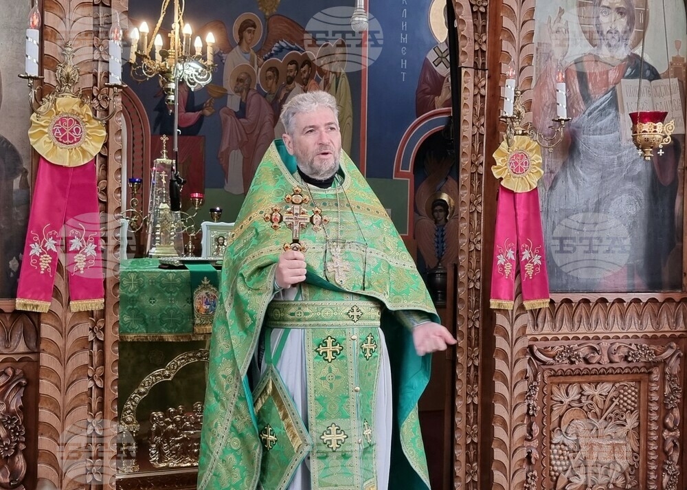 Да преживеем страданията на Христос, слушайте внимателно песнопенията, каза отец Красимир на миряните в храма „Св. Три Светители“ в Шумен