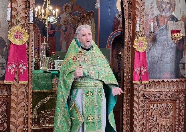 Да преживеем страданията на Христос, слушайте внимателно песнопенията, каза отец Красимир на миряните в храма „Св. Три Светители“ в Шумен