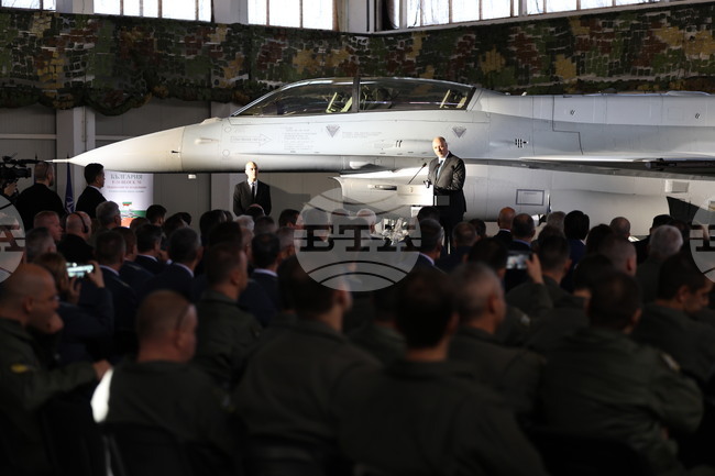 Първият български изтребител F-16 Block 70 беше посрещнат по време на тържествена церемония в Трета авиобаза в с. Граф Игнатиево