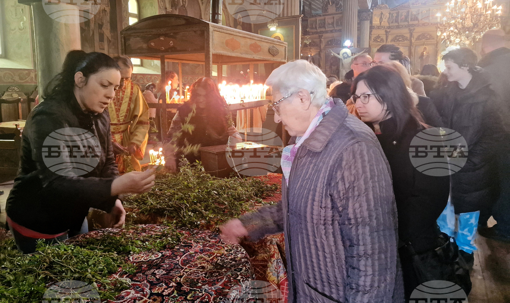 Да се научим да си познаваме вярата, с нея да живеем, каза в проповедта си на Цветница отец Георги в Разград