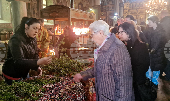 Да се научим да си познаваме вярата, с нея да живеем, каза в проповедта си на Цветница отец Георги в Разград