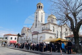 Шумен - църква „Св. Три Светители“ - неделна служба