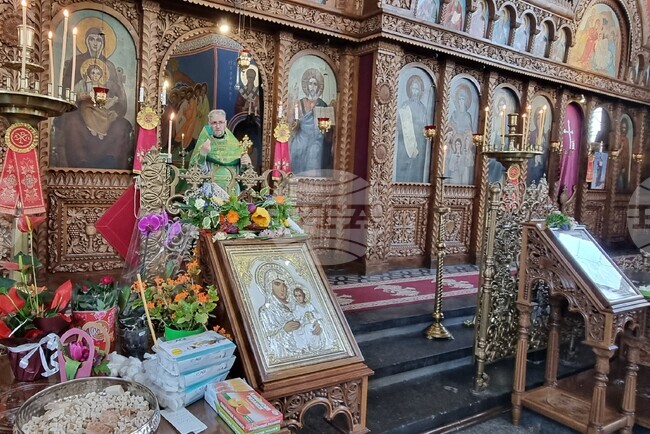 Шумен - църква „Св. Три Светители“ - неделна служба