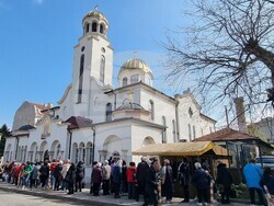 Шумен - църква „Св. Три Светители“ - неделна служба