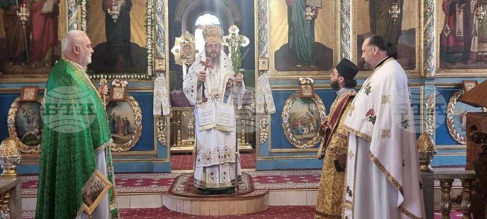 Нека да отворим сърцата си и да пуснем в тях Божия син, призова Доростолският митрополит Яков