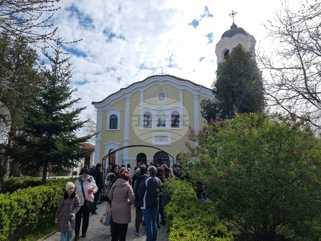 Над 9300 лева събра поредният благотворителен базар за ремонт на най-стария храм в Ямбол