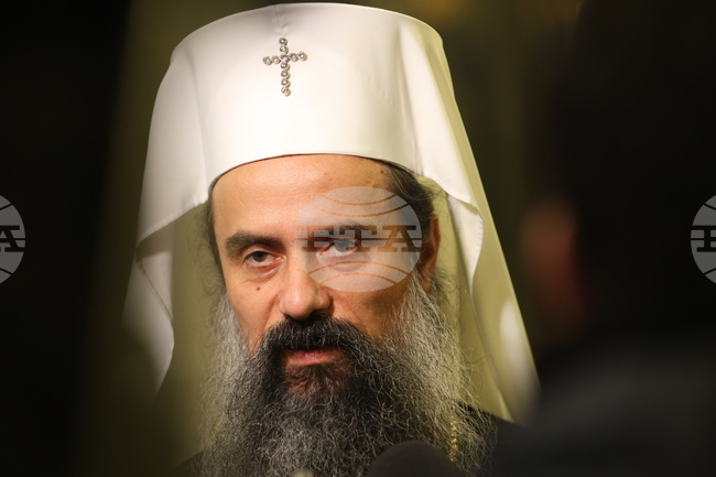 Миряни изпълниха храмовете на Велики петък, за да се поклонят пред Христовата плащаница