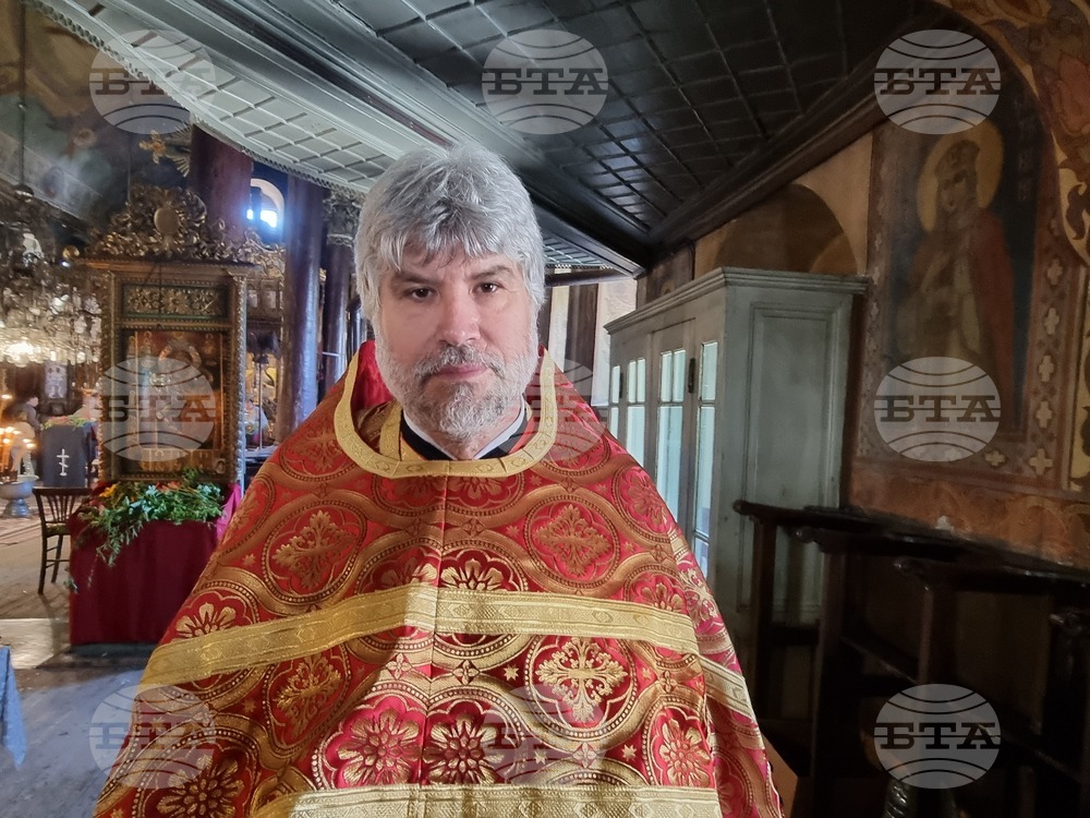 Празникът Цветница трябва да ни напомня за смирението, каза отец Славчо Иванов в храма „Свети Николай“ във Велико Търново