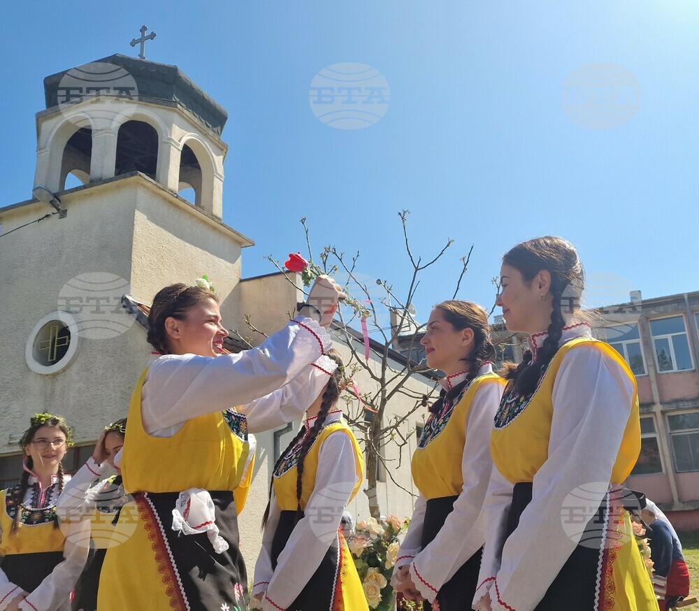 В хасковското село Войводово представители на три етноса заедно празнуват Цветница