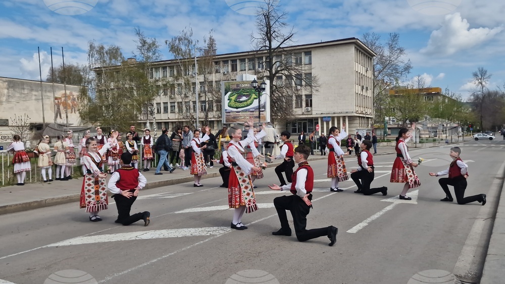 Малки танцьори в Разград пресъздадоха обичаите за Цветница