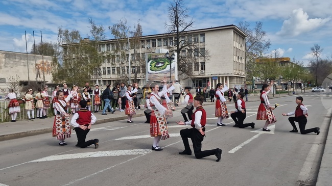 Малки танцьори в Разград пресъздадоха обичаите за Цветница