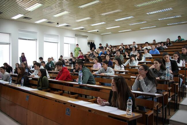 Над 350 кандидат-студенти се явиха на предварителния изпит по химия в Тракийския университет в Стара Загора