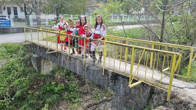 На Цветница лазарки от търговищкото село Стража изпълниха ритуала кумичене