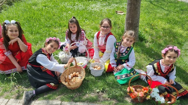 Празникът "Лазарица" в НЧ "Св. св. Кирил и Методий" в Попово запознава младите хора с пролетните предвеликденски празници