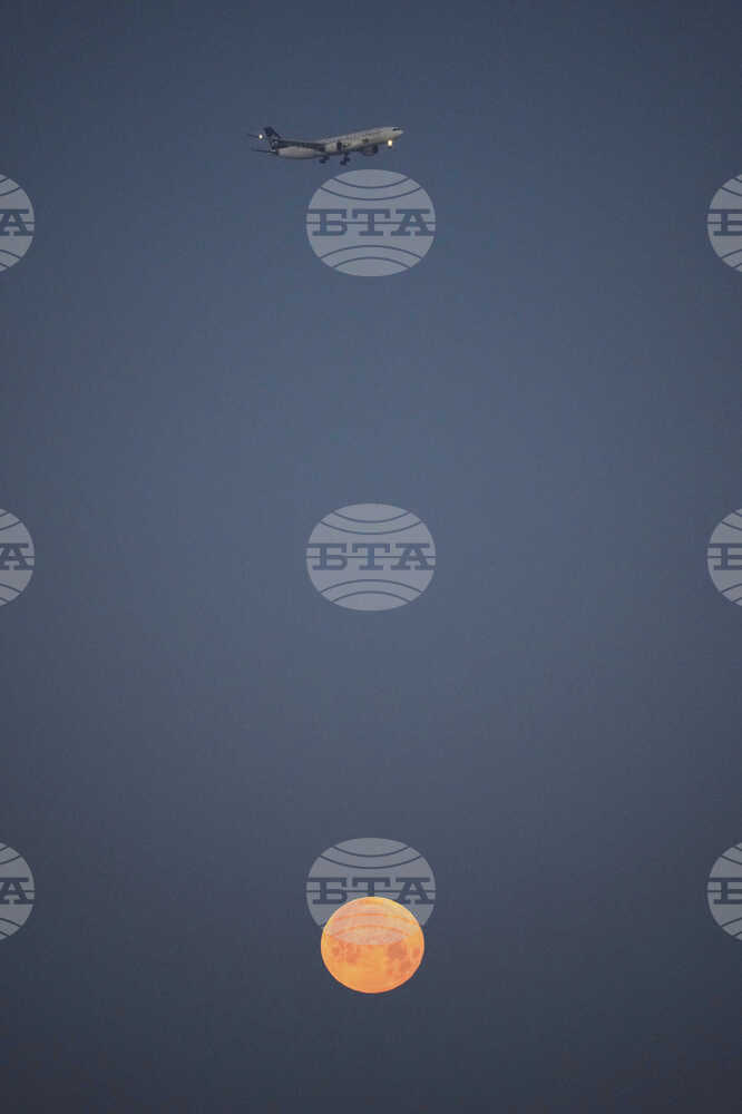 Самолет, транспортиращ 20 души, се разби в САЩ, но жертви няма