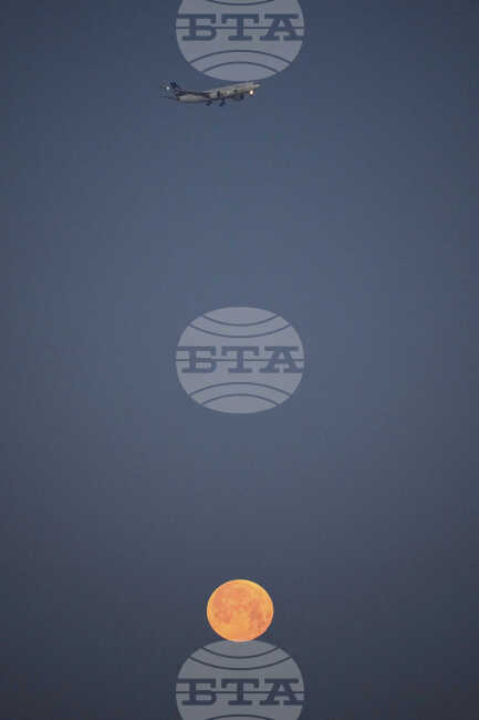 Самолет, транспортиращ 20 души, се разби в САЩ, но жертви няма