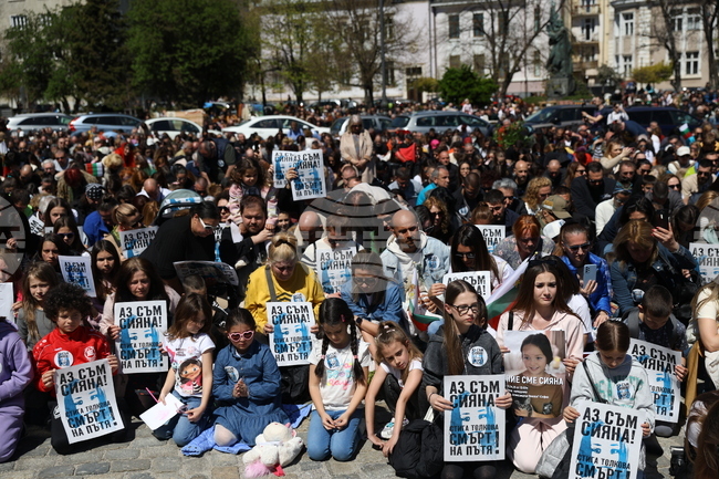 Thousands Protest in Sofia in Memory of Child Killed in March 31 Crash