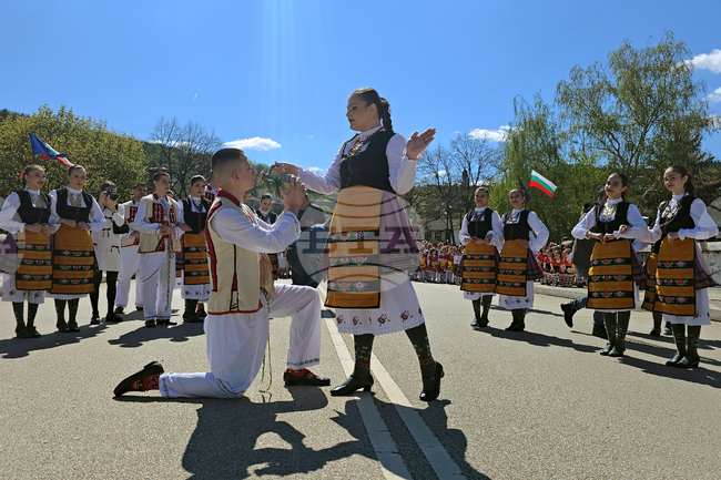 В Ловеч празненствата на Цветница започнаха със Златоустова света литургия