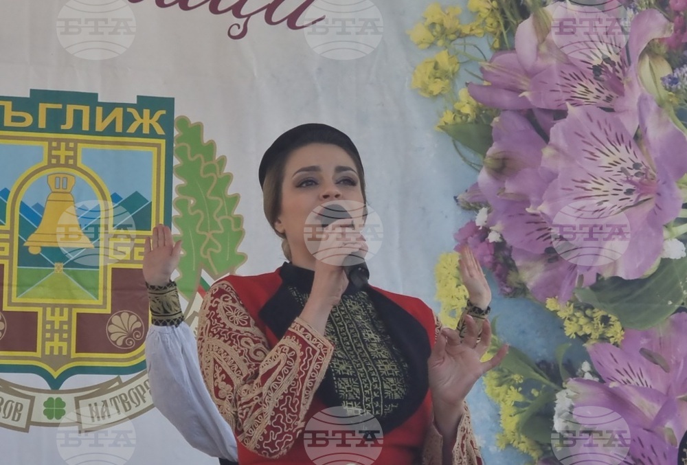 Цветница за мен е като преддверието на пролетта, каза народната певица Мария Чакърдъкова