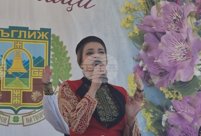 Цветница за мен е като преддверието на пролетта, каза народната певица Мария Чакърдъкова