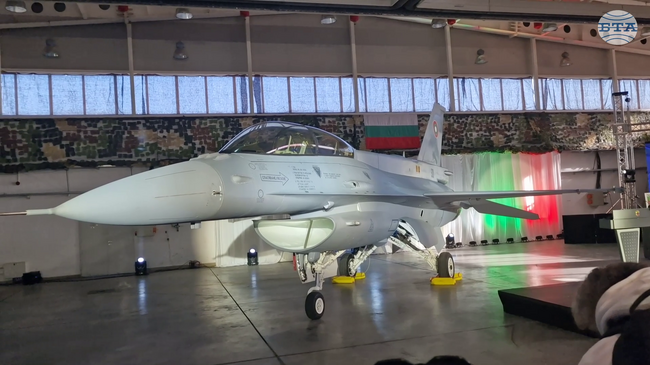Първият български изтребител F-16 Block 70 беше посрещнат по време на тържествена церемония в Трета авиобаза в с. Граф Игнатиево