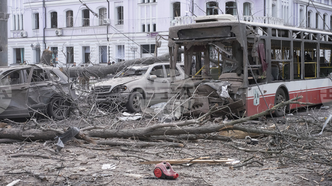 Дванадесет убити при руска атака с дрон срещу автобус с работници в Източна Украйна