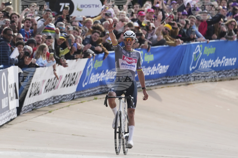 Мъжът, който уцели Матю ван дер Пул с бидон с вода в главата по време на Париж-Рубе, се предаде на полицията