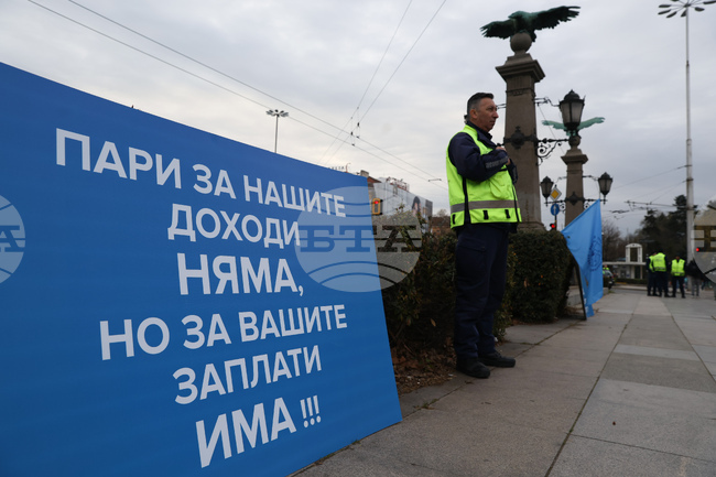 Шофьори от градския транспорт излизат на протест тази сутрин в София, очакват се блокади и затруднено движение