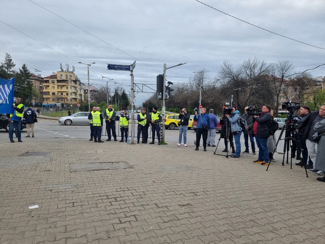 Протестиращи затвориха кръстовището до метростанция "Стадион Васил Левски", искат по-високи заплати в градския транспорт 