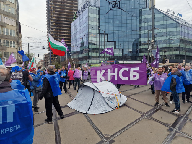 Започна протестът на работещите в градския транспорт в София, затворени са възлови кръстовища 