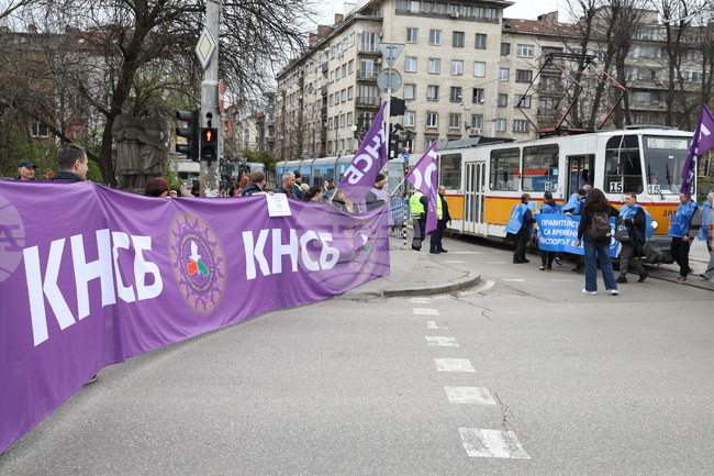 Работещи в столичния градски транспорт очакват среща с властта заради заплащането, казаха от КНСБ 