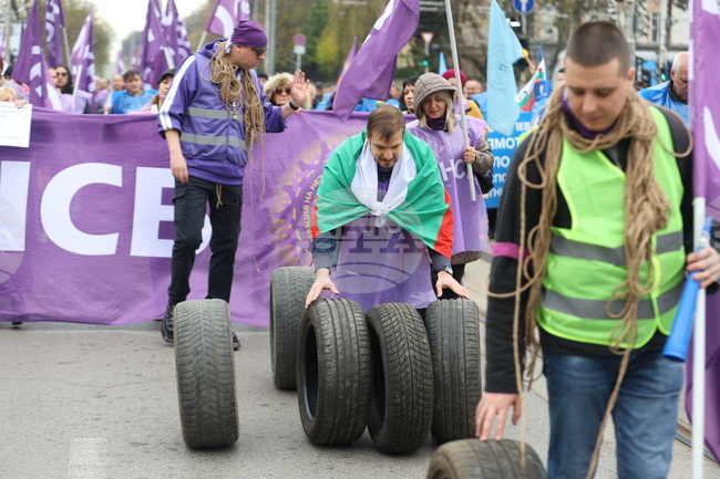 Трите лъча протестиращи служители на градския транспорт се събраха пред Министерството на финансите 