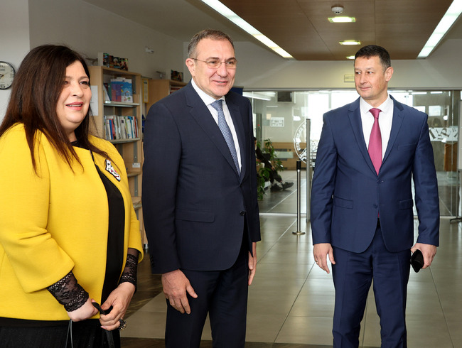 Преди 120 години в България децата между 12 и 15 години са имали право на 8-часов работен ден, каза директорът на библиотеката на Икономическия университет във Варна