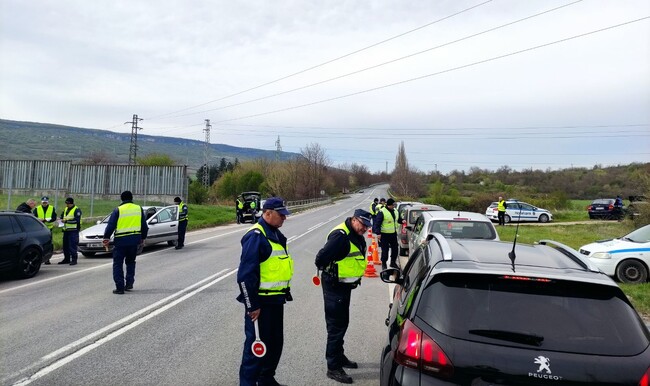 Специализирана полицейска операция по безопасност на движението е в ход на територията на Районно управление - Нови пазар