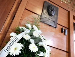 УМБАЛ „Царица Йоанна - ИСУЛ“ - паметна плоча на проф. д-р Драган Бобев - откриване