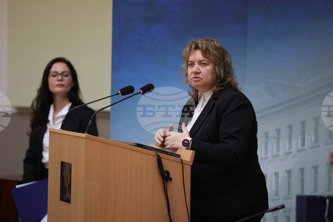 Правителството ще остане на власт, докато има доверие в мнозинството от народните представители, каза Наталия Киселова в Русе 