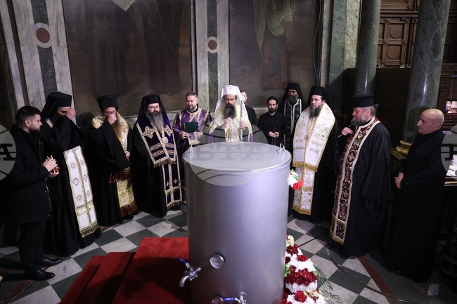 На Велики четвъртък мирото от деветото мироварене в БПЦ ще бъде осветено от патриарх Даниил и от архиереите от Светия синод 