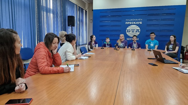 Пресконференция на председателя на организационния комитет на Международния турнир по информатика за напреднали (IATI) Бисерка Йовчева и медалисти от състезанието