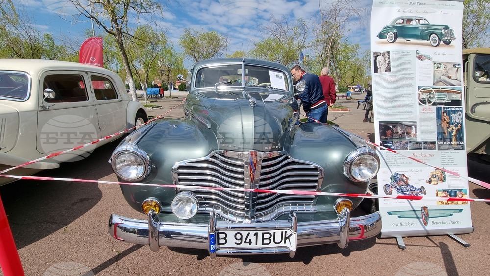 Филмови коли и лимузини за кралски особи бяха показани на ретро парад в Букурещ 