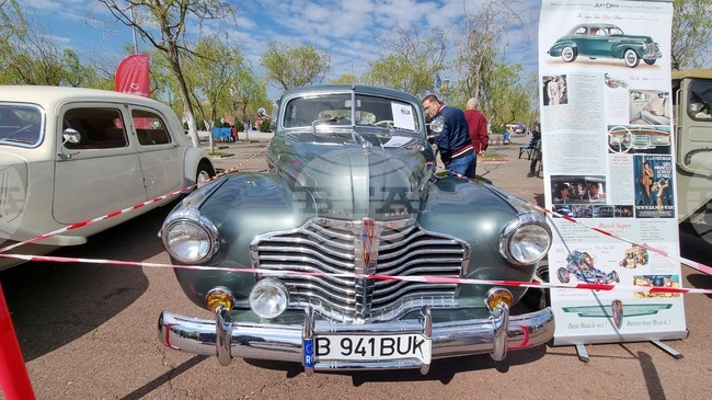 Филмови коли и лимузини за кралски особи бяха показани на ретро парад в Букурещ 