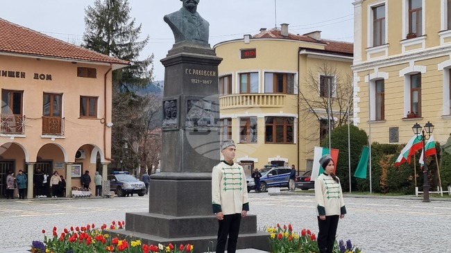 С церемония, шествие и ученически състезания в Котел отбелязват 205 години от рождението на Раковски
