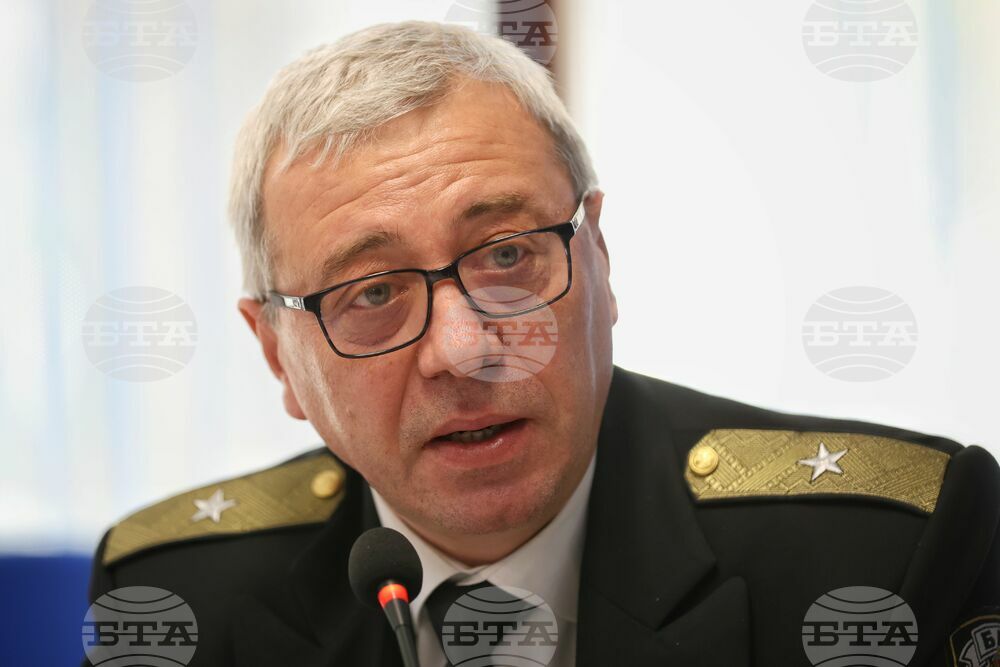 Около две трети от възпитаниците на Висшето военноморско училище във Варна избират да живеят в града, каза флотилен адмирал Калин Калинов