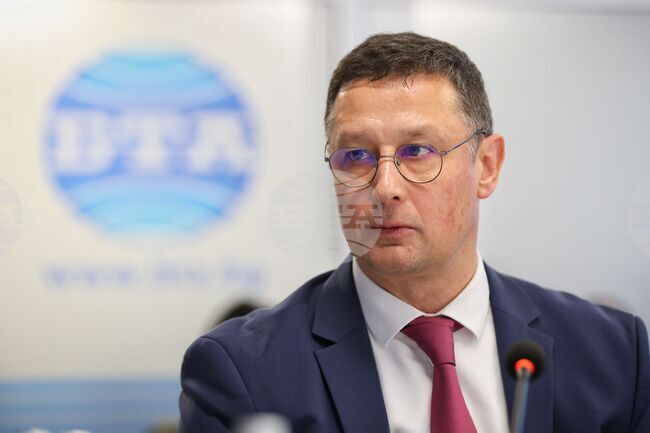 Успешни вече ще са хората, които задават правилните въпроси, за да получат точни отговори, каза проф. Евгени Станимиров