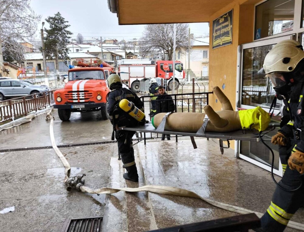 Симулиран пожар провери готовността за реакция в училище „Васил Априлов“ в силистренското село Голеш