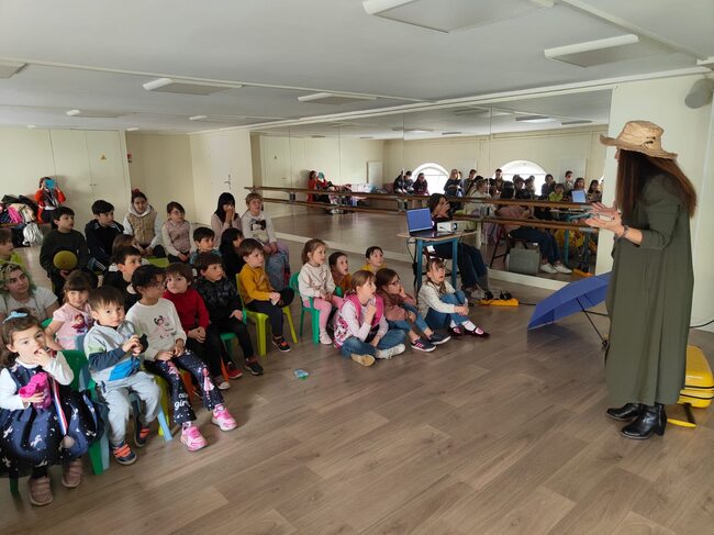 Ученици от Българското училище „Паисий Хилендарски“ в Париж изучаваха български език чрез театър